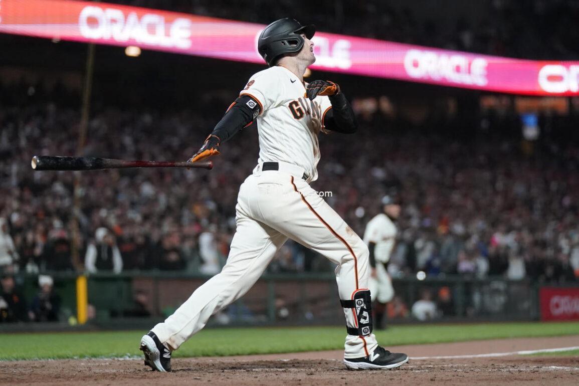 yastrzemski-splashes-3-run-hr-into-mccovey-cove-in-the-10th-as-the-giants-rally-past-the-padres-7-4