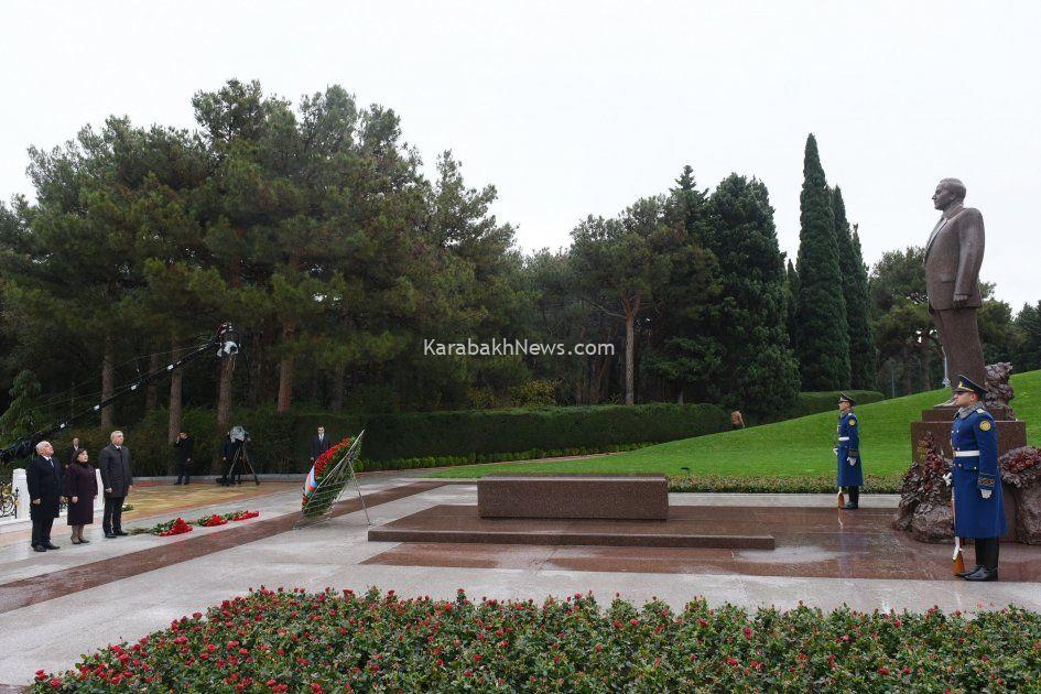 azerbaijani-president-ilham-aliyev-visits-grave-of-national-leader-heydar-aliyev