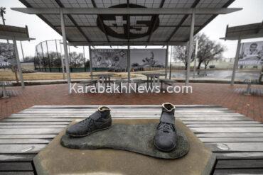 cleats-from-jackie-robinson-statue-will-be-donated-to-negro-leagues-baseball-museum
