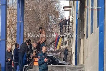 armed-men-storm-police-station-in-armenian-capital-yerevan-video