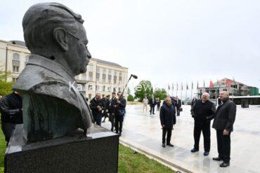 presidents-of-azerbaijan-and-belarus-view-bullet-riddled-monuments