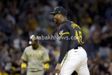 aroldis-chapman-freezes-manny-machado-with-record-104.7-mph-fastball-at-36-years-old